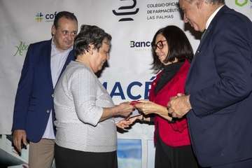 Los farmaceúticos de Las Palmas reconocen a las teldenses Pino Oliva y Mercedes Martín por sus 50 años de colegiada/TA.
